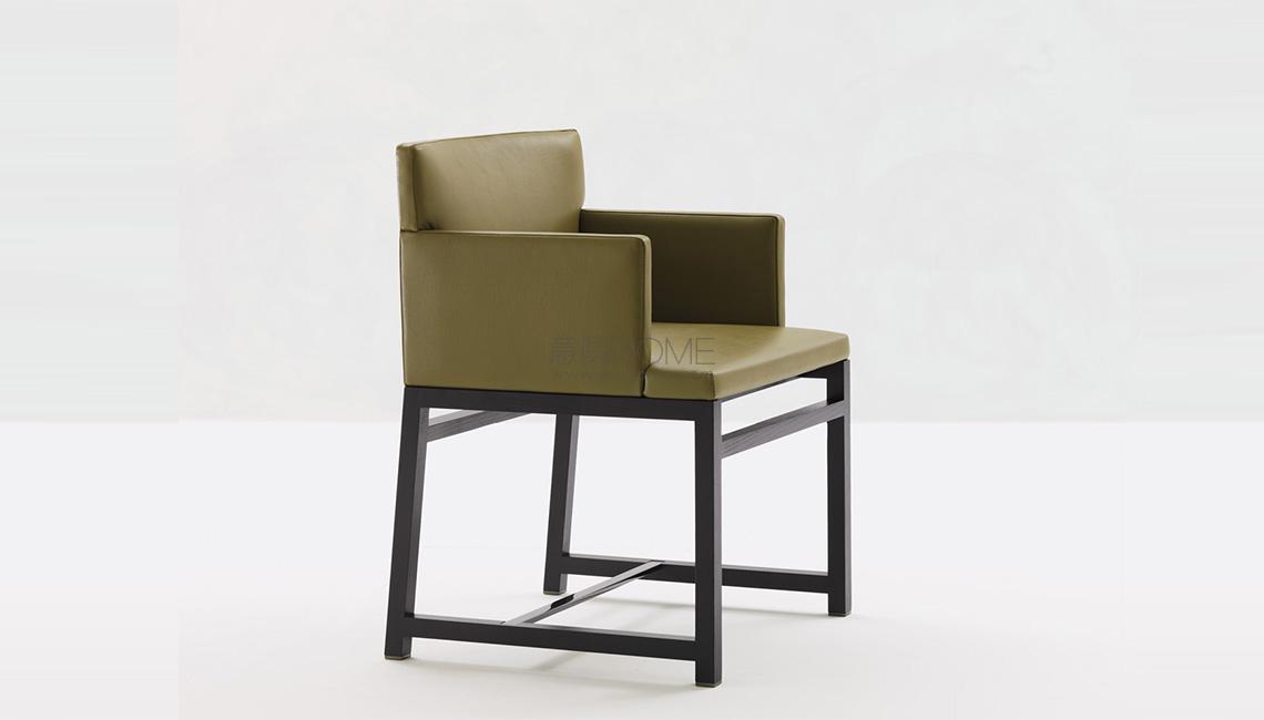 FLYNT WOOD BASE 椅子