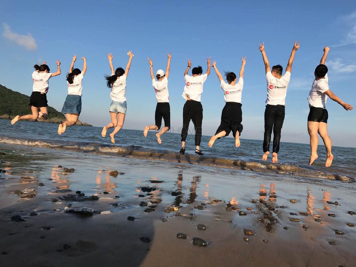 小明說，夏天不旅游的人是傻瓜......