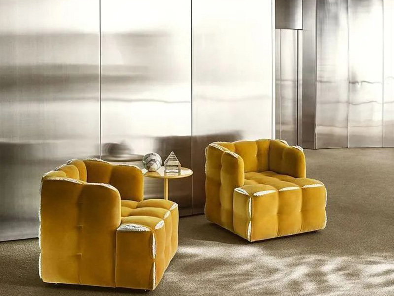 FUN FENDI 沙發(fā)，家中有一只超可愛(ài)的“大包包”