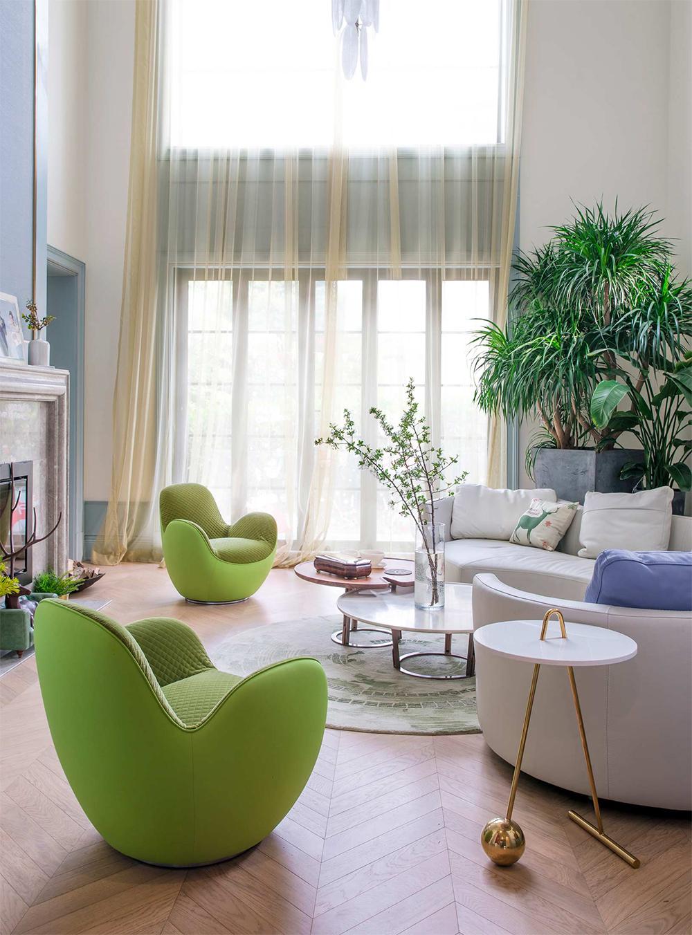 春日的陽光透過細紗垂簾灑進客廳，每一處都是那么溫暖和精致