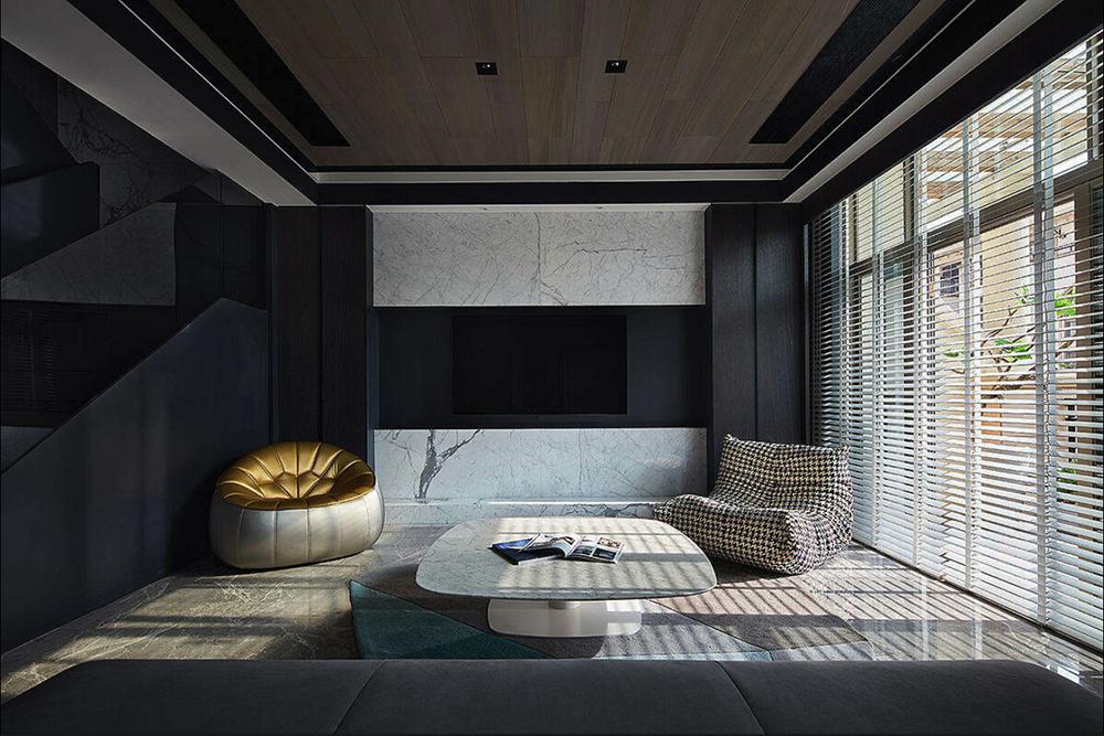 黑的凝結，白的純真，灰的協調，三者的互動隱藏著更深的欲望，使空間像一首冷熱的詩。